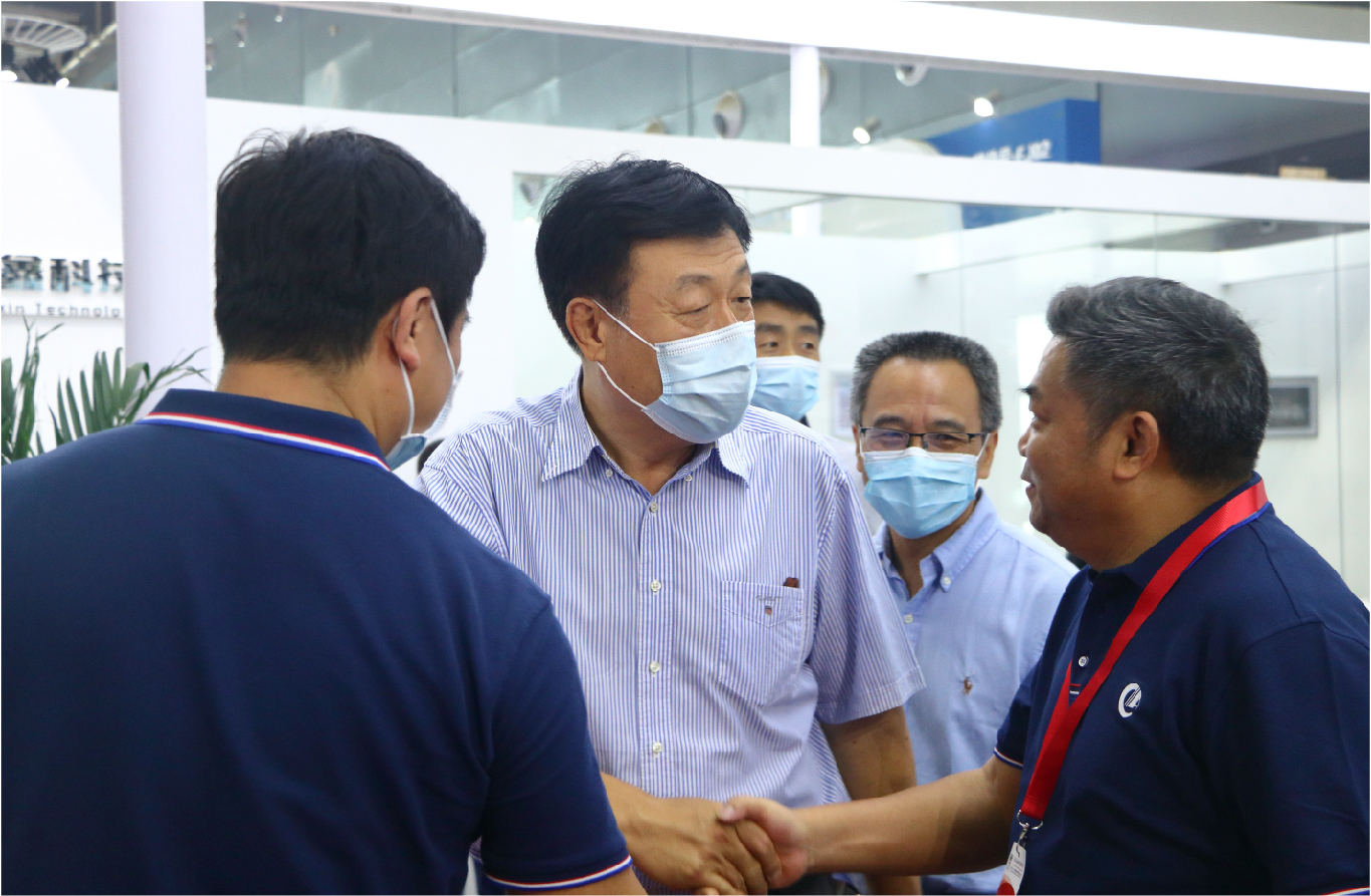 农业农村部党组成员、副部长于康震参观增鑫科技展馆